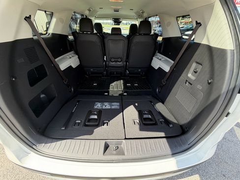 Used 2024 Kia Carnival EX FWD image 31