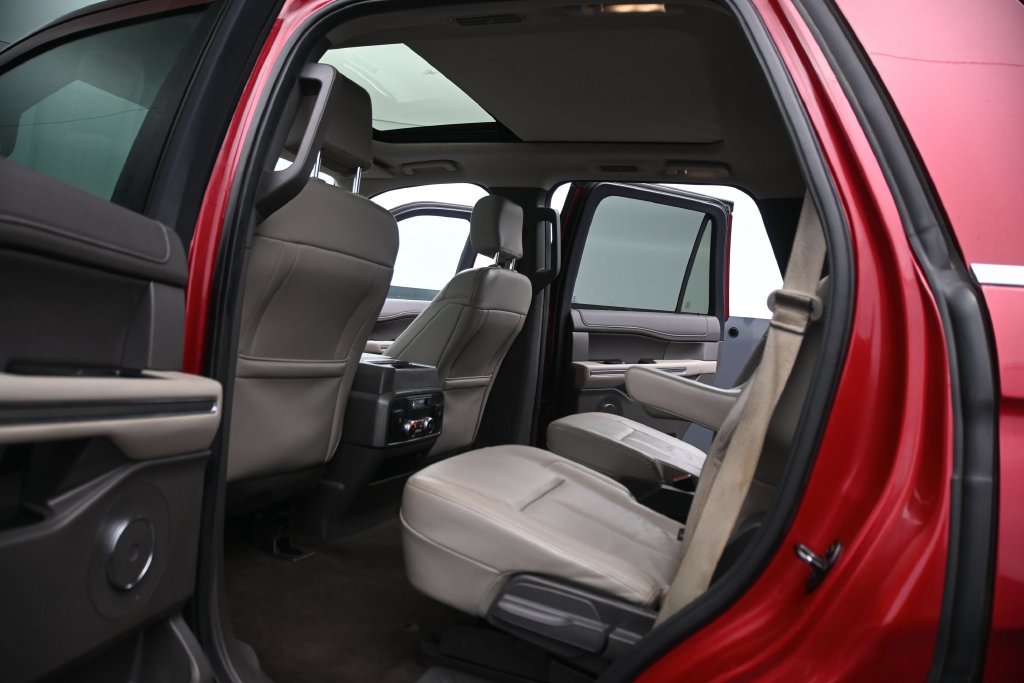 Used 2020 Ford Expedition XLT w/ Equipment Group 202A AWD/4WD image 18