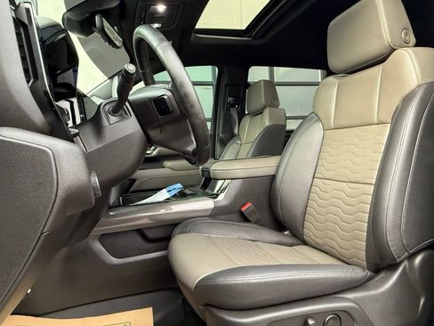 Used 2025 Chevrolet Silverado 2500 ZR2 w/ Technology Package image 18