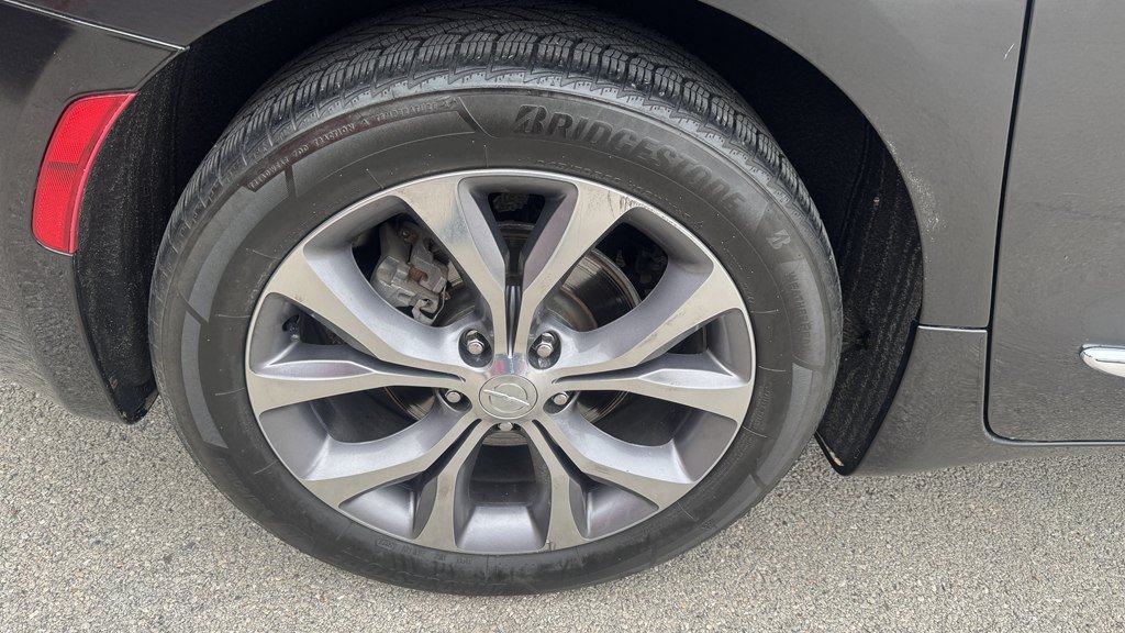 Used 2019 Chrysler Pacifica Limited w/ Tire & Wheel Group FWD image 13