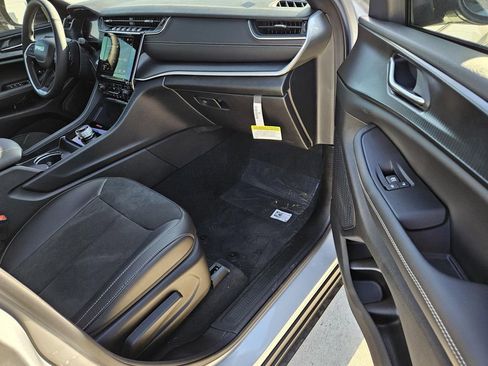 New 2025 Jeep Grand Cherokee Altitude RWD image 9