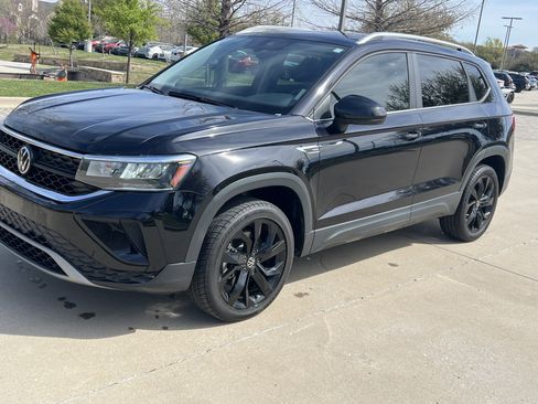 Used 2023 Volkswagen Taos SE w/ Panoramic Sunroof Package image 5