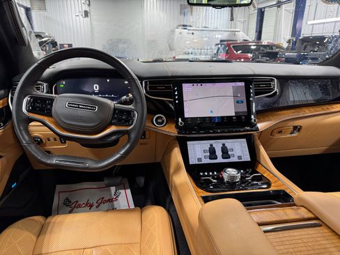 Used 2022 Jeep Grand Wagoneer Series III w/ Rear Seat Video Group 1 image 10