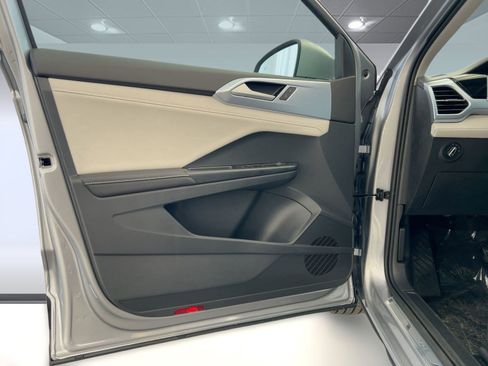 New 2026 Volkswagen Taos SE image 21