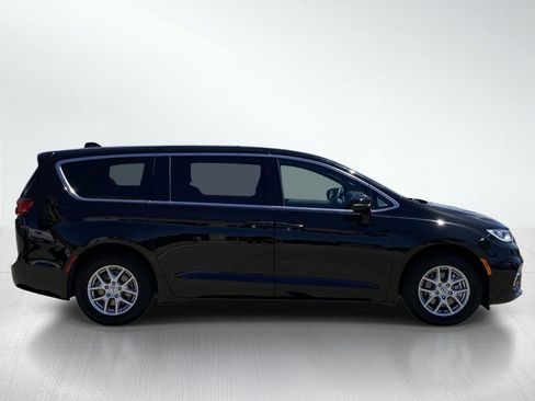 Used 2024 Chrysler Pacifica Touring FWD image 10