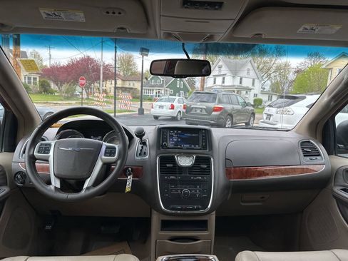 Used 2015 Chrysler Town & Country Touring FWD image 15