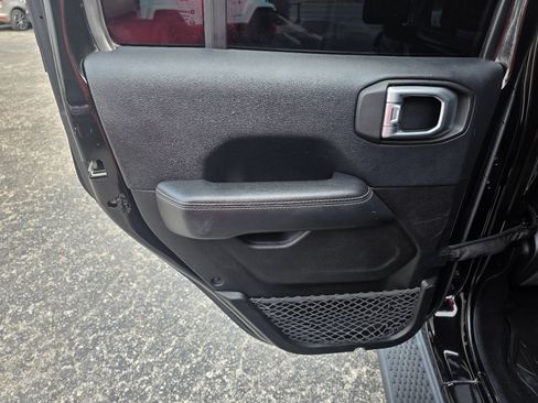 Used 2018 Jeep Wrangler Unlimited Sahara image 11