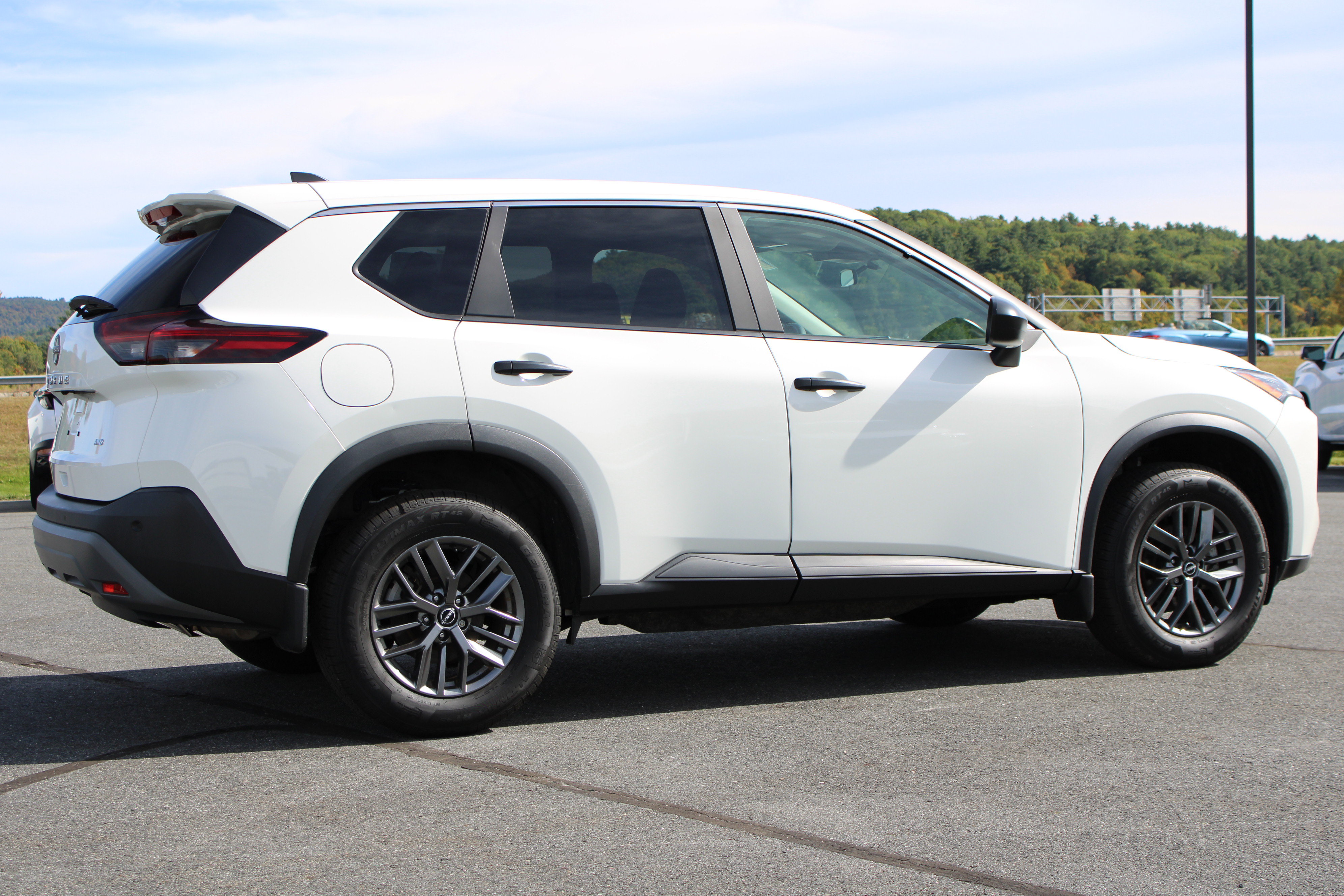 Used 2023 Nissan Rogue S AWD/4WD image 6
