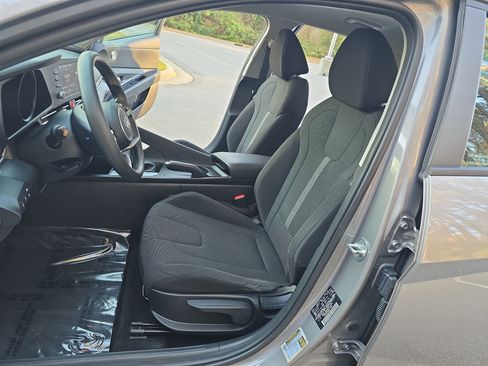 Used 2023 Hyundai Elantra SE image 14