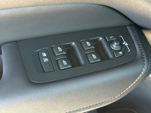 Used 2025 Volvo XC60 B5 Plus image 13