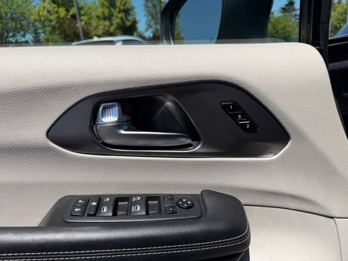 Used 2023 Chrysler Pacifica Touring-L FWD image 13