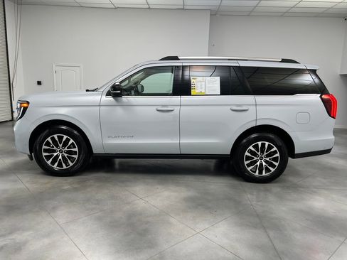 Used 2025 Ford Expedition Platinum image 4
