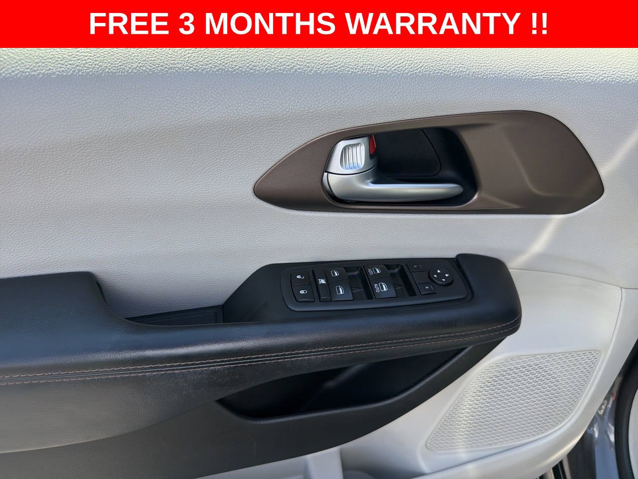 Used 2017 Chrysler Pacifica Touring-L FWD image 12