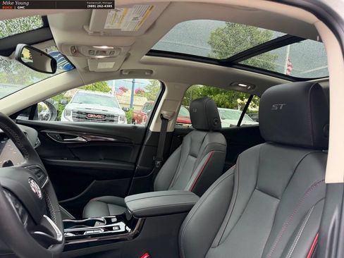 Certified 2023 Buick Envision Essence w/ Technology Package I AWD/4WD image 16