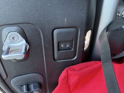 Used 2023 Land Rover Defender 90 X-Dynamic SE image 29