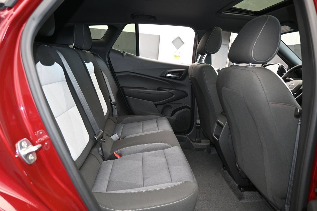 Used 2025 Chevrolet Trax RS w/ Sunroof Package FWD image 39