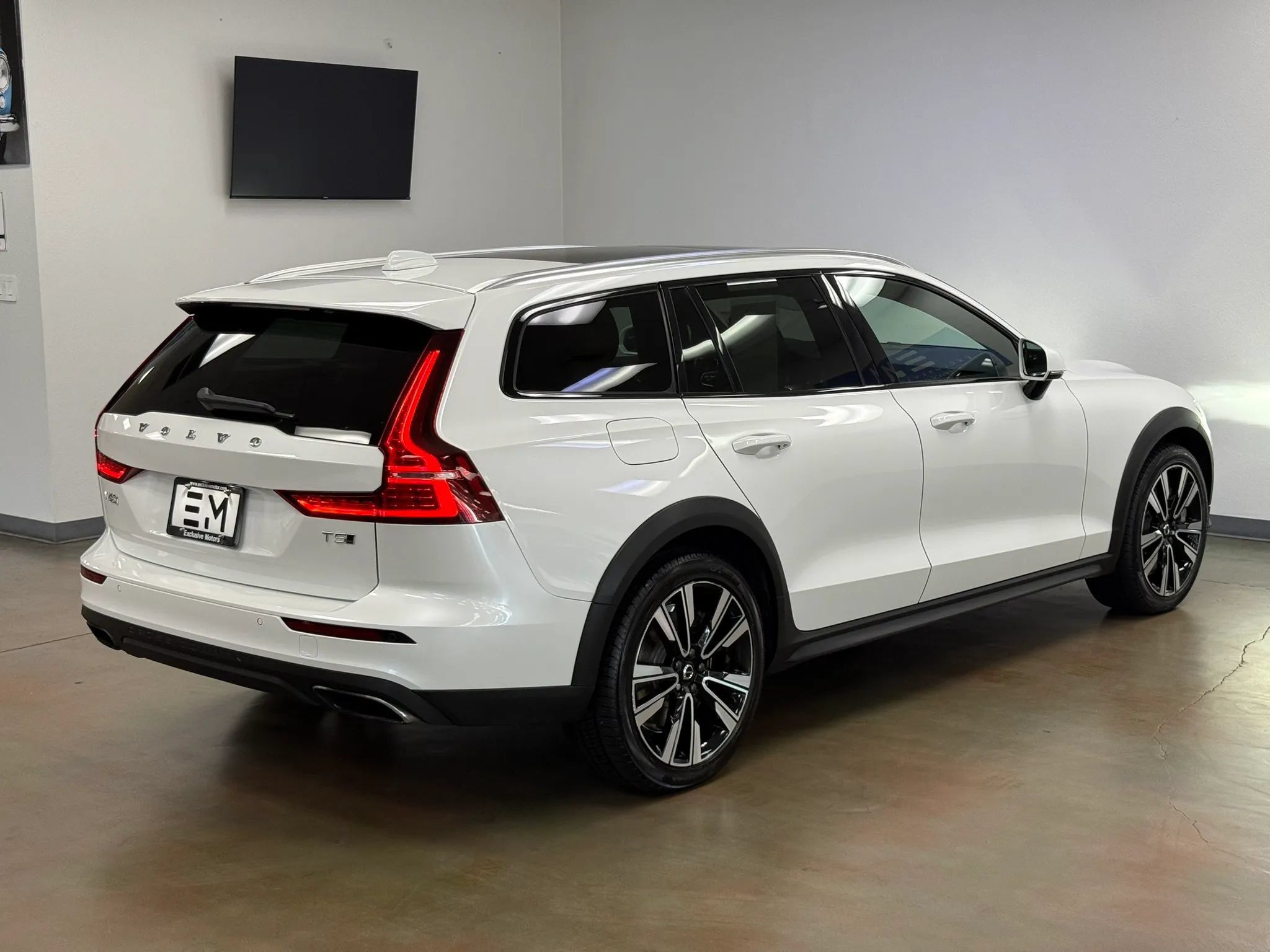 Used 2020 Volvo V60 T5 Cross Country AWD/4WD image 7
