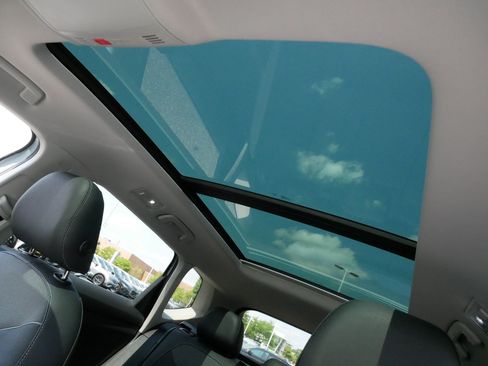 Certified 2025 Volkswagen Taos SE AWD/4WD image 32
