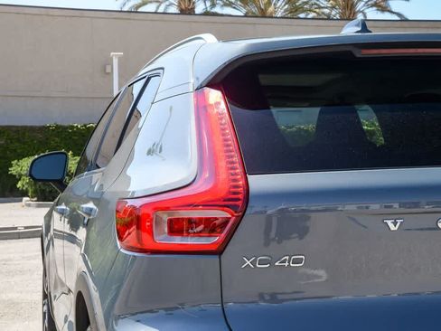 Used 2023 Volvo XC40 B5 Plus AWD/4WD image 6