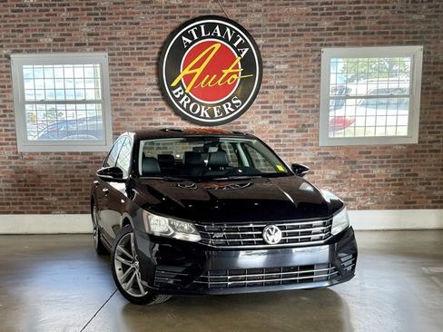 Used 2018 Volkswagen Passat 2.0T R-Line image 1