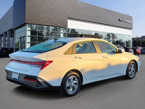 Certified 2025 Hyundai Elantra SE image 2