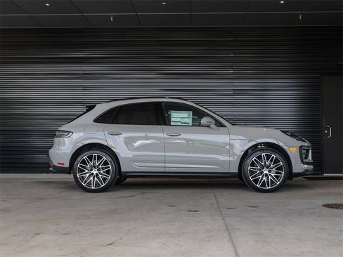 Certified 2025 Porsche Macan image 8