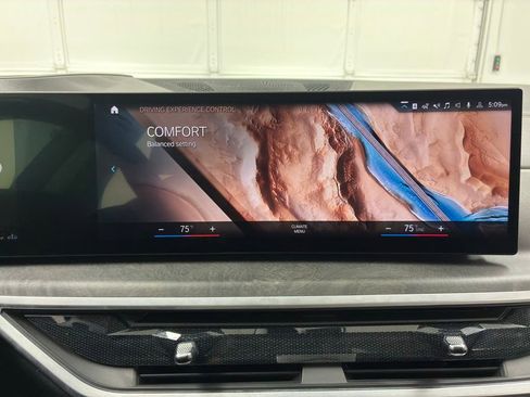 Used 2023 BMW X7 xDrive40i w/ Premium Package image 33