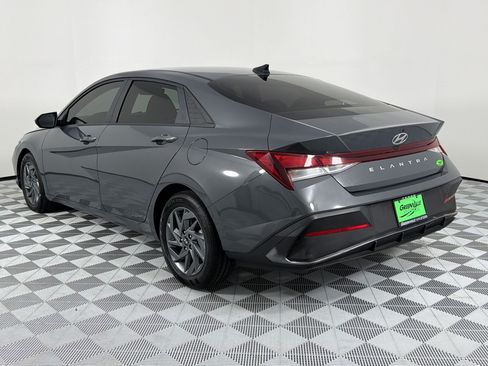 Used 2024 Hyundai Elantra SEL FWD image 3