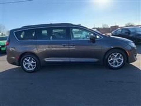 Used 2017 Chrysler Pacifica Touring-L w/ Tire & Wheel Group image 3