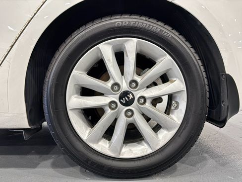 Used 2017 Kia Forte S FWD image 41