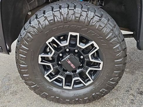 Used 2025 GMC Sierra 2500 AT4X AWD/4WD image 11