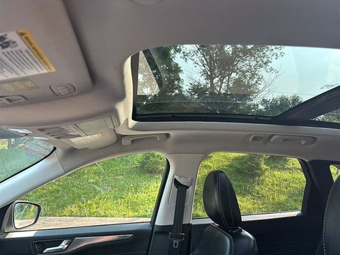 Certified 2022 Ford Escape Titanium AWD/4WD image 15