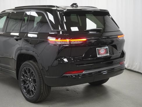 New 2026 Jeep Grand Cherokee Summit w/ Obsidian Package AWD/4WD image 12