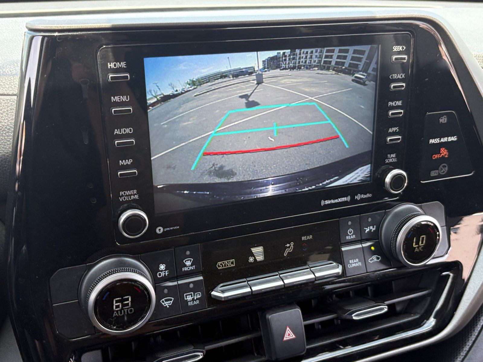 Used 2021 Toyota Highlander LE FWD image 27