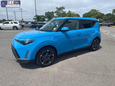 Used 2025 Kia Soul EX FWD image 2