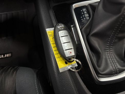 Used 2017 Nissan Rogue SV w/ SV Family Package image 43