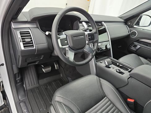 Used 2024 Land Rover Discovery Dynamic SE image 17