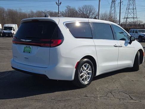 Certified 2025 Chrysler Pacifica Select image 10