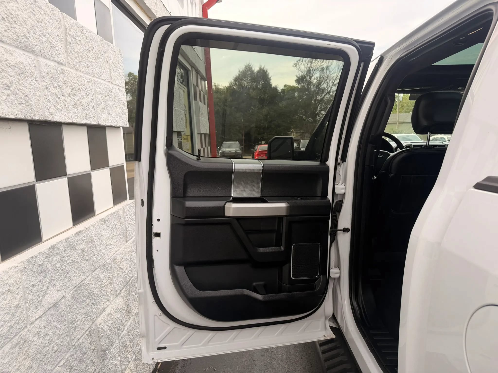 Used 2015 Ford F150 Lariat RWD image 22