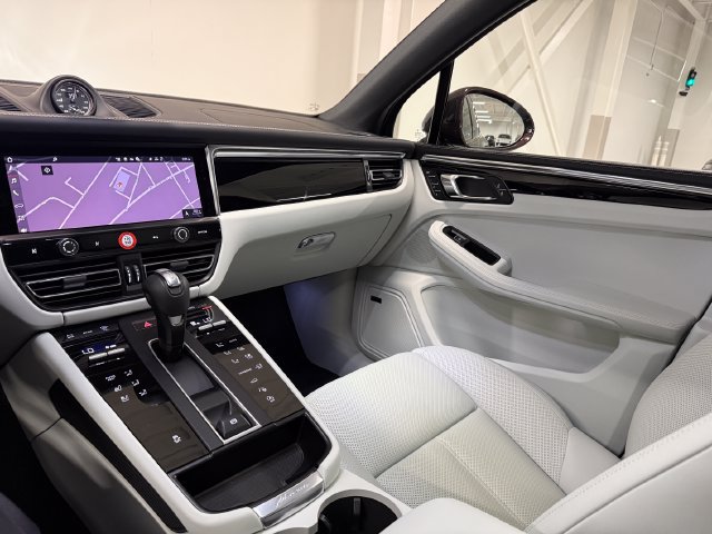 Certified 2026 Porsche Macan Turbo AWD/4WD image 17