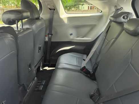 Used 2021 Toyota Sienna LE FWD image 17