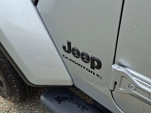 Used 2023 Jeep Gladiator Sport AWD/4WD image 30