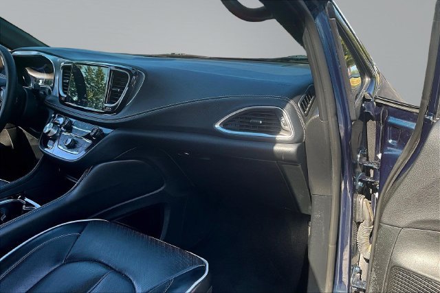 Used 2025 Chrysler Pacifica Limited FWD image 27