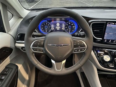 Used 2023 Chrysler Pacifica Limited image 15