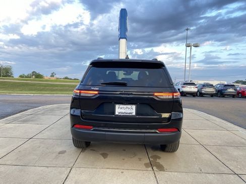 Used 2024 Jeep Grand Cherokee Altitude RWD image 12