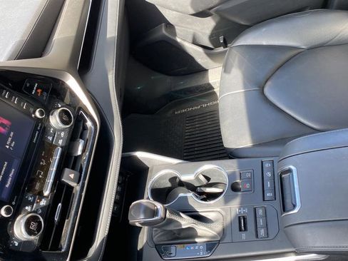 Used 2020 Toyota Highlander XLE AWD/4WD image 16