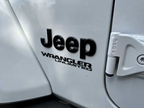 Used 2022 Jeep Wrangler Unlimited Sahara image 10
