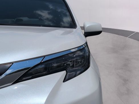 Used 2024 Toyota Sienna XLE FWD image 36