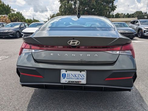 New 2025 Hyundai Elantra SE image 5