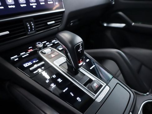 Certified 2022 Porsche Cayenne Turbo image 17